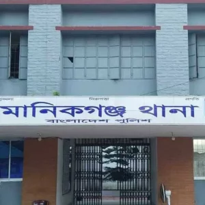 মানিকগঞ্জে গৃহবধূকে কুপিয়ে হত্যা, রক্তমাখা অস্ত্রসহ ভাগিনা আটক