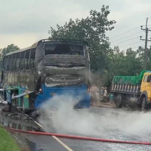 মানিকগঞ্জে অক্সিজেনবাহী লরির সঙ্গে মুখোমুখি সংঘর্ষ, আগুনে পুড়লো বাস