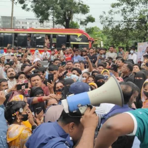 বেতন-বোনাসের দাবিতে গার্মেন্টস শ্রমিকদের ঢাকা-চট্টগ্রাম মহাসড়ক অবরোধ