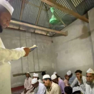 রামচন্দ্রপুর গ্রামে দুদিন আগেই ভক্তদের নিয়ে ঈদের নামাজ পড়লেন পীর 
