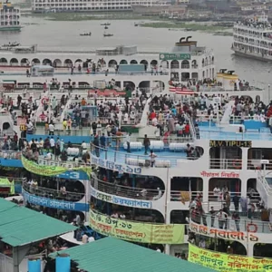 সদরঘাটে দিনভর যাত্রী চাপ কম থাকলেও বিকেলের পর বেড়েছে যাত্রীদের ভিড়