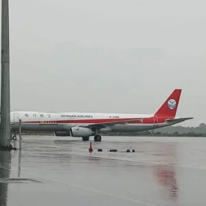বৈরী আবহাওয়ায় চট্টগ্রাম বিমানবন্দরে ফ্লাইট বিপর্যয়