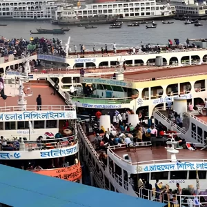 বৈরী আবহাওয়ার কারণে সদরঘাটে লঞ্চ চলাচল সাময়িক বন্ধ