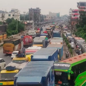 ঢাকা-টাঙ্গাইল মহাসড়কে ট্রাকের চাপ, বাড়ছে যানজট ও ভোগান্তি