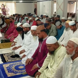সৌদি আরবের সঙ্গে মিল রেখে বিভিন্ন জেলায় ঈদ উদযাপন