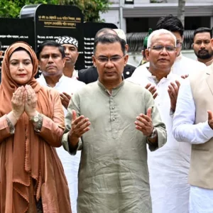 বিডিআর বিদ্রোহে নিহত সেনা কর্মকর্তাদের কবর জিয়ারত প্রধানমন্ত্রীর