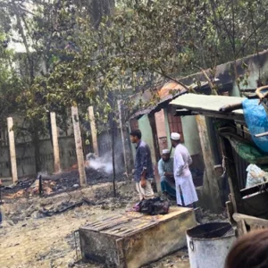 ঈদের আগের রাতে আগুনে পুড়ল ইমামের বসতঘর, খোলা আকাশের নিচে পরিবার