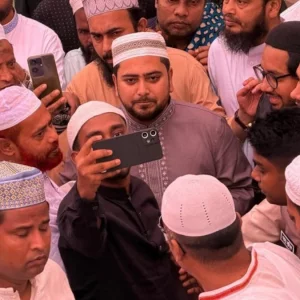 ঈদের নামাজ শেষে মুসল্লিদের সঙ্গে শুভেচ্ছা বিনিময় করলেন নাহিদ ইসলাম