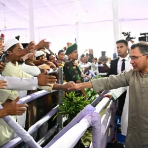 জাতীয় ঈদগাহে মুসল্লিদের সঙ্গে প্রধানমন্ত্রীর শুভেচ্ছা বিনিময়