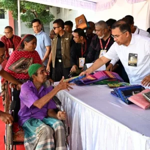 দুস্থদের মাঝে খাদ্যসামগ্রী ও বস্ত্র বিতরণ করলেন প্রধানমন্ত্রী