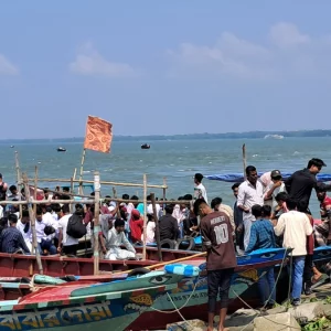 ঈদের ছুটিতে দর্শনার্থীদের ভিড়ে মুখর চাঁদপুরের ‘মিনি কক্সবাজার’