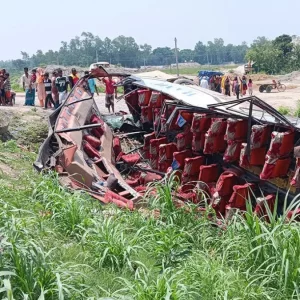 নিয়ন্ত্রণ হারিয়ে যাত্রীবাহী বাস পাড়লো খাদে, আহত ১৭