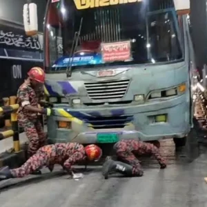 ব্রেক ফেল করা বাস যাত্রীদের বাঁচাতে গিয়ে হেল্পার নিহত