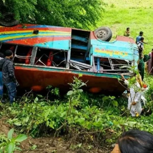 গাইবান্ধায় নিয়ন্ত্রণ হারিয়ে যাত্রীবাহী বাস খাদে