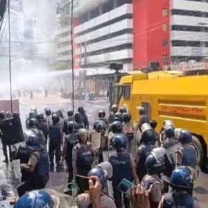 ইসলামী ব্যাংকের সামনে পুলিশের লাঠিচার্জ ও টিয়ারগ্যাস নিক্ষেপ