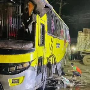 চট্টগ্রামে বাস-মাইক্রোবাস-ট্রাক-সিএনজির চতুর্মুখী সংঘর্ষ