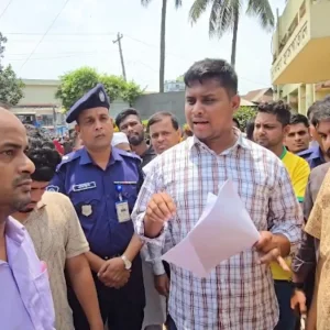 আকস্মিক হাসপাতাল পরিদর্শনে হাসনাত, অনুপস্থিত চিকিৎসকদের শোকজ