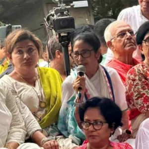 যদি বেঁচে থাকি বিজেপিকে সরাবই, ধর্নামঞ্চে মমতার হুঙ্কার