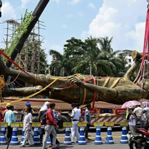 কলকাতা থেকে সরিয়ে ফেলা হলো মেসির ৭০ ফুটের ভাস্কর্য