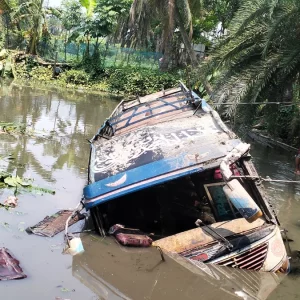 খুলনায় যাত্রীবাহী বাস পড়লো পুকুরে— যুবক নিহত, আহত ২৫