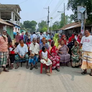 বিদ্যুতের দাবিতে চেয়ার-টেবিল নিয়ে সড়কে এলাকাবাসীর অবস্থান