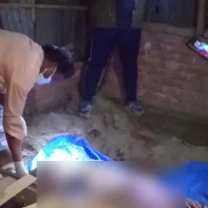 ঘরের মেঝে খুঁড়ে মিলল মায়ের মরদেহ, ছেলে পলাতক