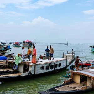 ৫৭ টাকার যাত্রায় গুনতে হচ্ছে ২৫০ টাকা, ভোগান্তিতে যাত্রীরা