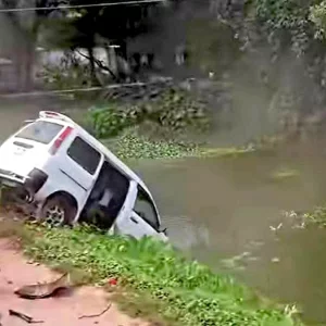ট্রেনের ধাক্কার আগমুহূর্তে লাফিয়ে নামলেন যাত্রীরা, মাইক্রোবাস পড়লো খাদে