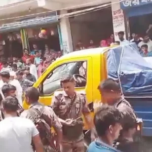 মবের মুখে বিজিবির জব্দ পিকআপ ছিনিয়ে নিল চোরাকারবারিরা