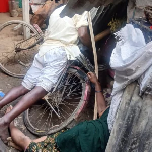 সাইকেল ধরতেই বিদ্যুৎস্পৃষ্ট স্বামী, বাঁচাতে গিয়ে প্রাণ হারালেন স্ত্রীও