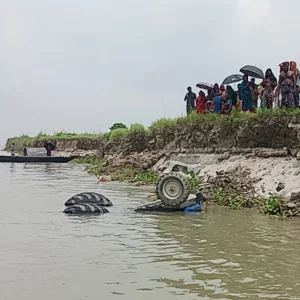 পদ্মা থেকে ট্রাক্টর ও চালকের মরদেহ উদ্ধার