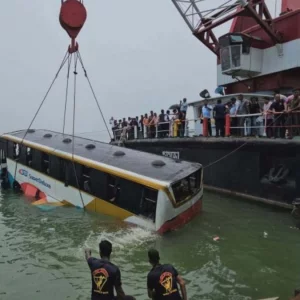 ‘আল্লাহ বাঁচিয়েছেন, ২০ সেকেন্ড দেরি হলেই সবাই শেষ হয়ে যেতাম’