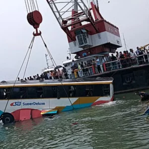 উদ্ধার হলো দৌলতদিয়া ফেরিঘাটে ডুবে যাওয়া বাসটি, চালক ও সহকারী হাসপাতালে