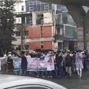আগ্রাবাদে মাথায় সাদা কাপড় বেঁধে যুবলীগের ঝটিকা মিছিল