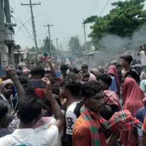 মজুরি বাড়ানোর দাবিতে কুষ্টিয়ায় বিড়িশ্রমিকদের সড়ক অবরোধ