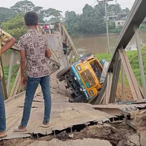 ময়মনসিংহে ট্রাকসহ ভেঙে পড়লো বেইলি ব্রিজ