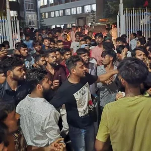 বন্দরে যুবক খুন, মামলা নিতে গড়িমসির অভিযোগে থানা ঘেরাও
