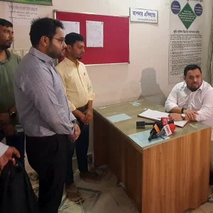 পুলিশ প্রটোকল ছাড়াই আকস্মিক অফিস পরিদর্শনে ভূমি প্রতিমন্ত্রী