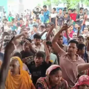 মামলা না নেওয়ায় ক্ষুব্ধ স্বজনরা, মরদেহ থানায় এনে বিক্ষোভ