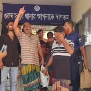 গ্রেপ্তারের পর থানা ফটকে ‘জয় বাংলা’ স্লোগান