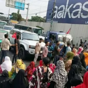 নাসা গ্রুপের শ্রমিকদের মহাখালী-তেজগাঁও সড়ক অবরোধ