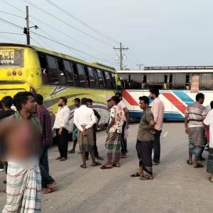 মাদারগঞ্জে বাসচালকে মারধরের জেরে অনিদিষ্টকালের ধর্