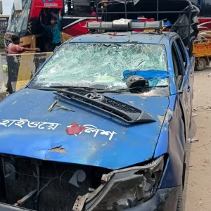 অবৈধ থ্রি-হুইলার আটককে কেন্দ্র করে পুলিশের গাড়ি ভা