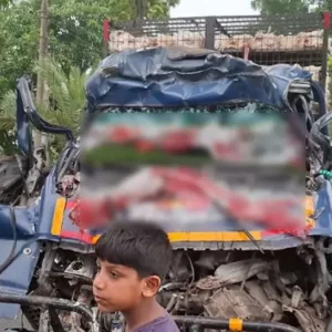 দাঁড়িয়ে থাকা ট্রাকের সঙ্গে পিকআপ ভ্যানের সংঘর্ষে ন