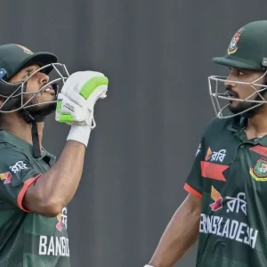 সাইফের বিদায়ের পর শান্ত-তামিমের দুর্দান্ত প্রতিরোধ