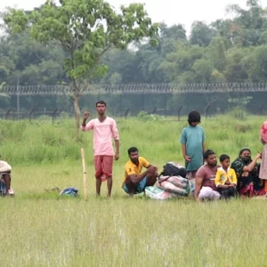 দুই সীমান্ত থেকে ২১ জনকে ফেরত নিল বিএসএফ