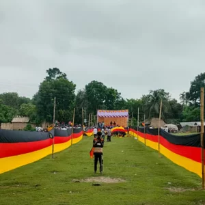 এবারও সাড়ে ৭ কিলোমিটার পতাকা টাঙিয়েছেন সেই জার্মান