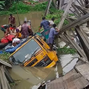 সেতু ভেঙে ট্রাক পড়লো খালে, পিরোজপুরে ১০ রুটে যান চলাচল বন্ধ