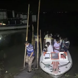 পদ্মা নদীতে স্পিডবোট আটকে ডাকাতি, ব্যবসায়ীকে কুপিয়ে জখম