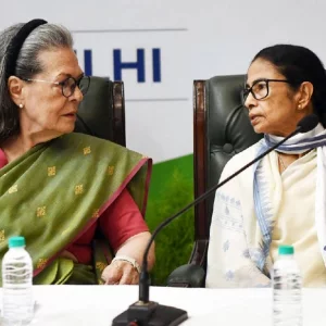 সোনিয়া গান্ধীর সঙ্গে বৈঠক, মমতার কংগ্রেসে ফেরার জোর গুঞ্জন